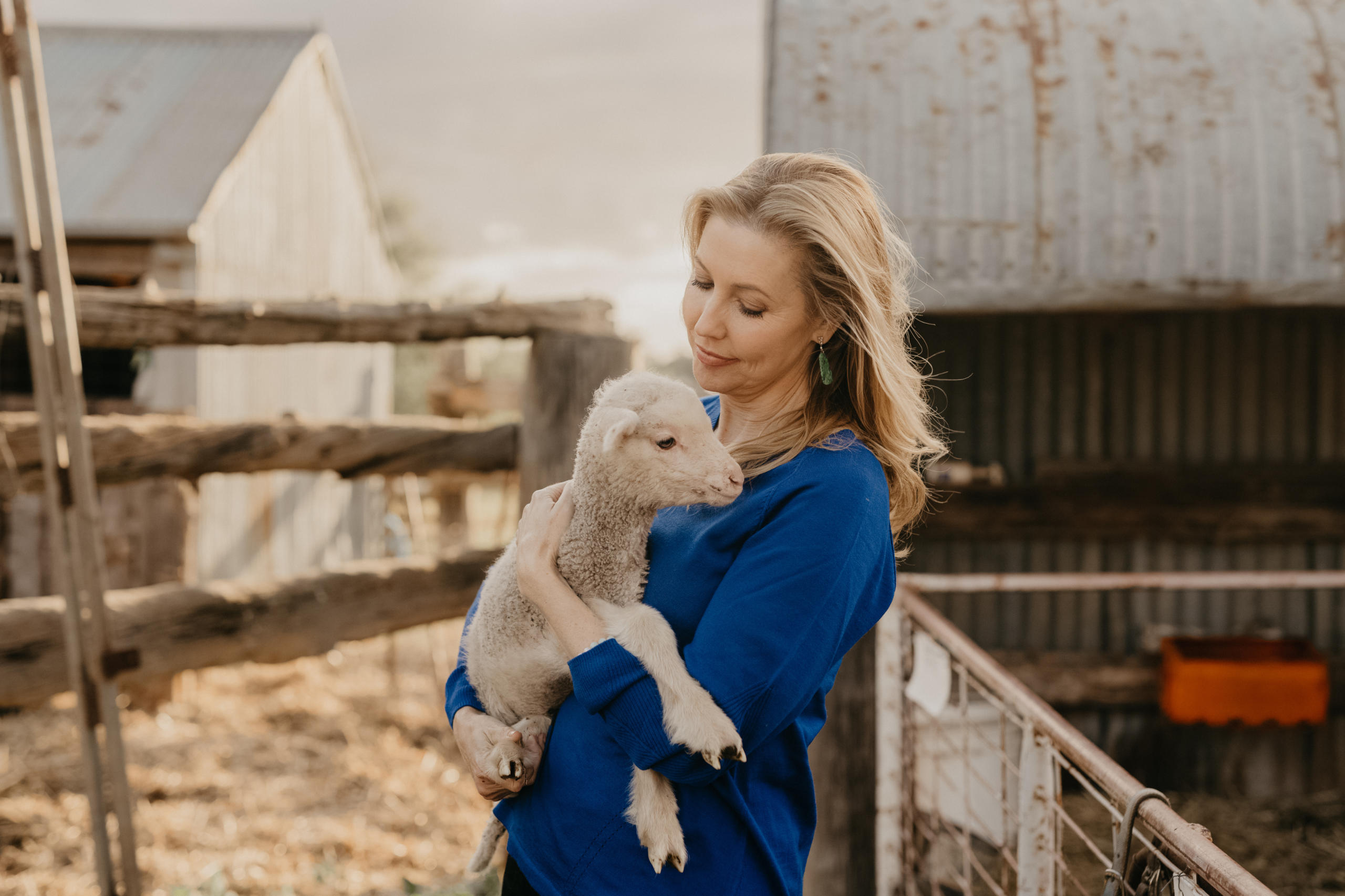 Long-time friend of Blue Illusion and media personality Catriona Rowntree visited Andrew, Jodie and Tom Green from Aloeburn Merinos to take Blue Illusion’s customers on an educational adventure. Photo credit: Blue Illusion